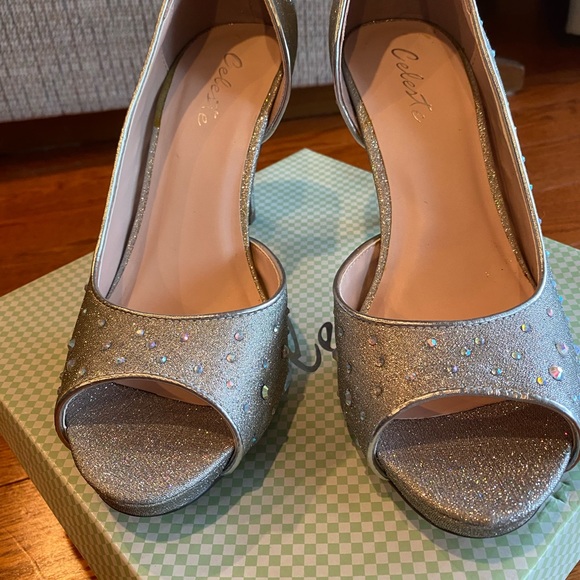 Brand New Women’s 3 1/2” Silver Heels - Picture 3 of 5